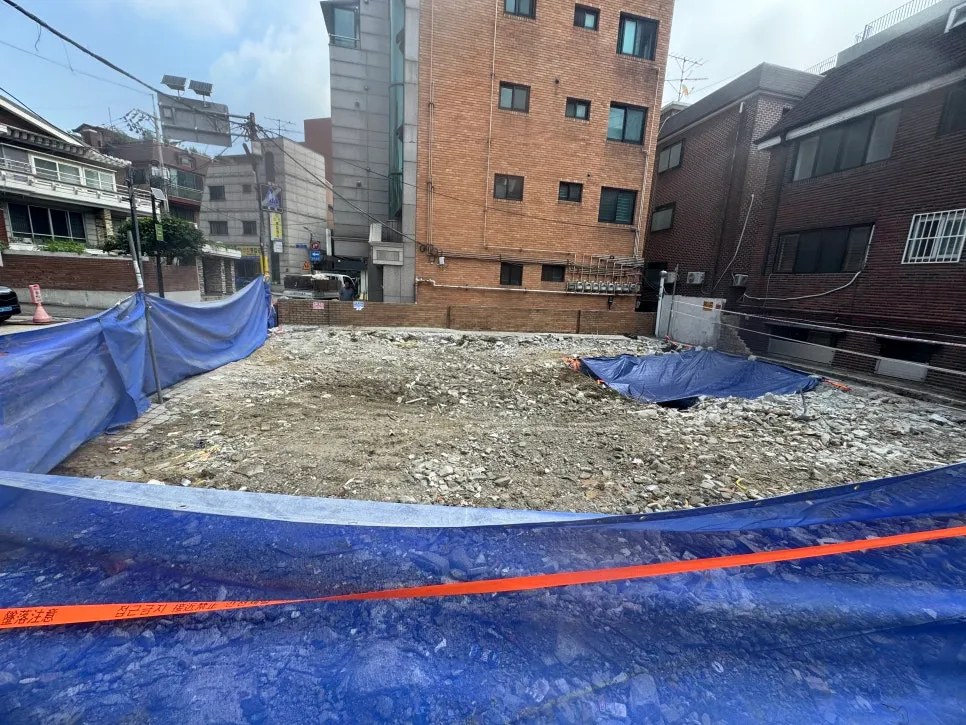 건물 해체 후 생성된 나대지 명도 후 폰드 개발용지 활용 시늤 - 안전한철거
